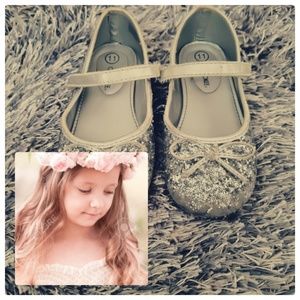 Kids🎡 lil' girls silver flats from Target
